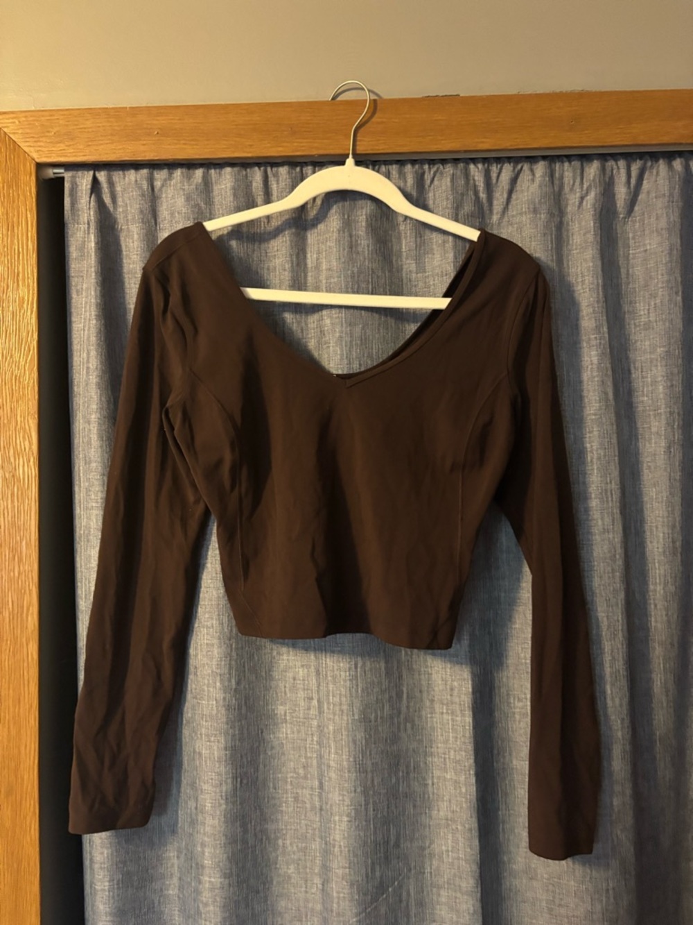 LuluLemon Women's Brown Long-Sleeve V-Neck Cropped Top